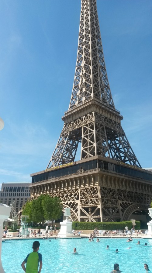 Vegas.Eiffel.piscina